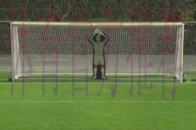 C罗挑战机器人守门员，射门频频被挡出，最后抓住漏洞进球